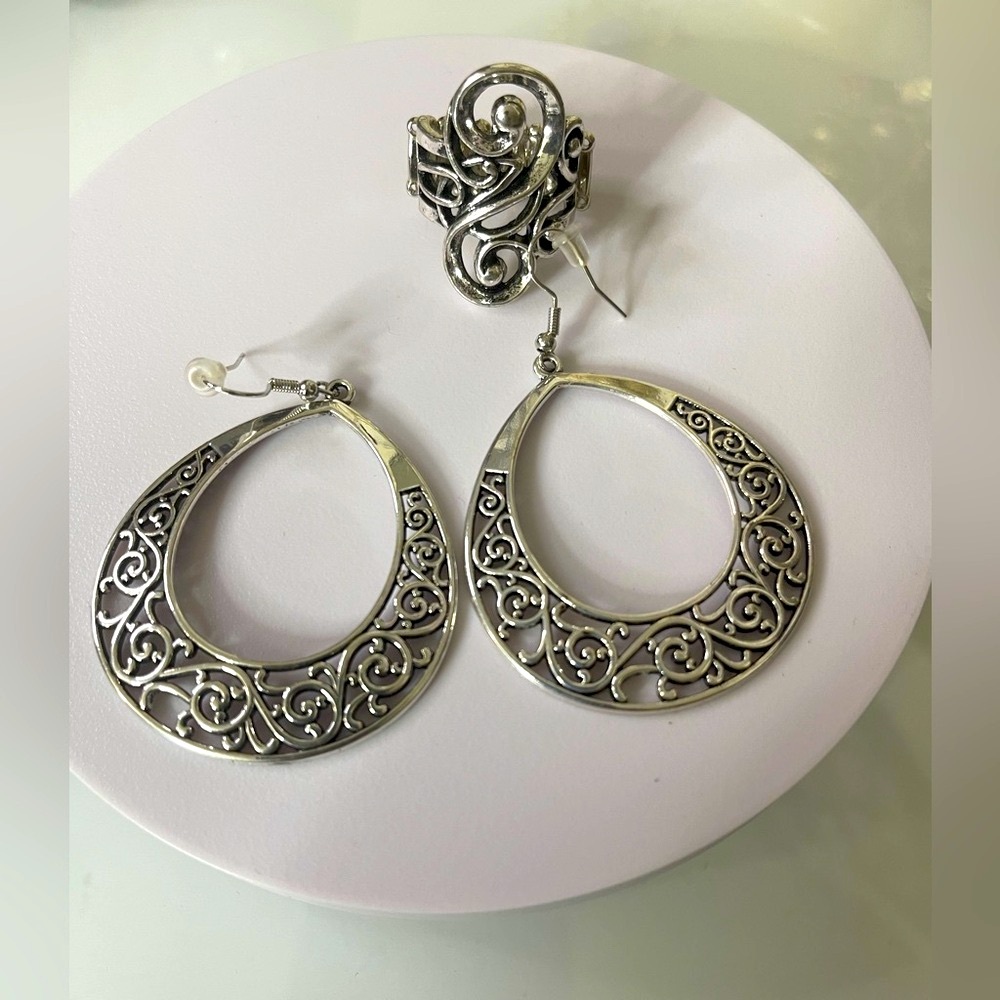 Elegant Silver Filigree Earrings and Ring Set - Picture 4 of 4